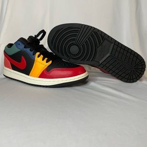 I am reselling Jordan one lows they are brand new, they don’t come with a lid.